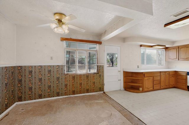631 Vineyard Road NE, Albuquerque, NM 87113