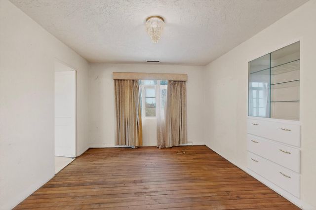 631 Vineyard Road NE, Albuquerque, NM 87113