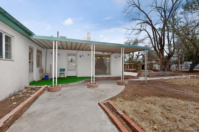 631 Vineyard Road NE, Albuquerque, NM 87113