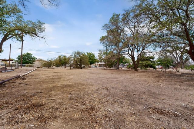 631 Vineyard Road NE, Albuquerque, NM 87113