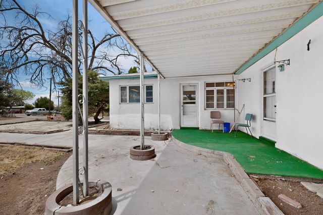 631 Vineyard Road NE, Albuquerque, NM 87113