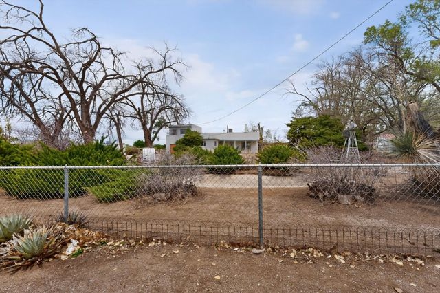 631 Vineyard Road NE, Albuquerque, NM 87113