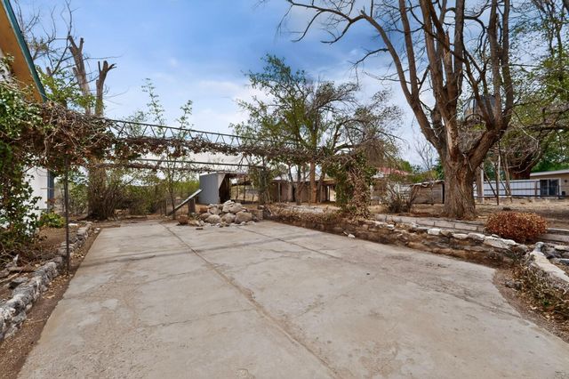 631 Vineyard Road NE, Albuquerque, NM 87113