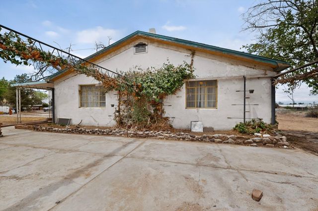 631 Vineyard Road NE, Albuquerque, NM 87113