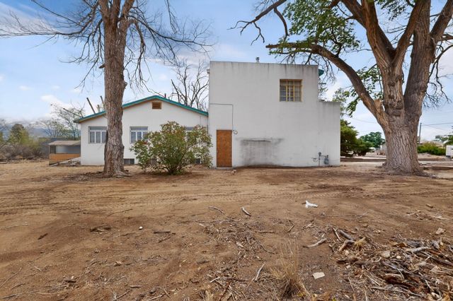 631 Vineyard Road NE, Albuquerque, NM 87113