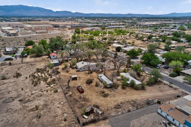 631 Vineyard Road NE, Albuquerque, NM 87113
