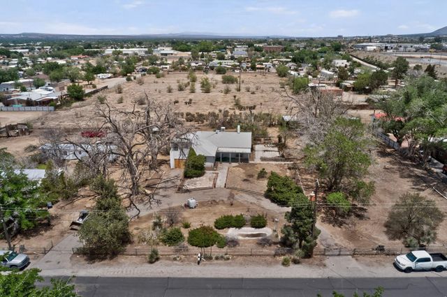 631 Vineyard Road NE, Albuquerque, NM 87113