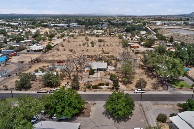 631 Vineyard Road NE, Albuquerque, NM 87113
