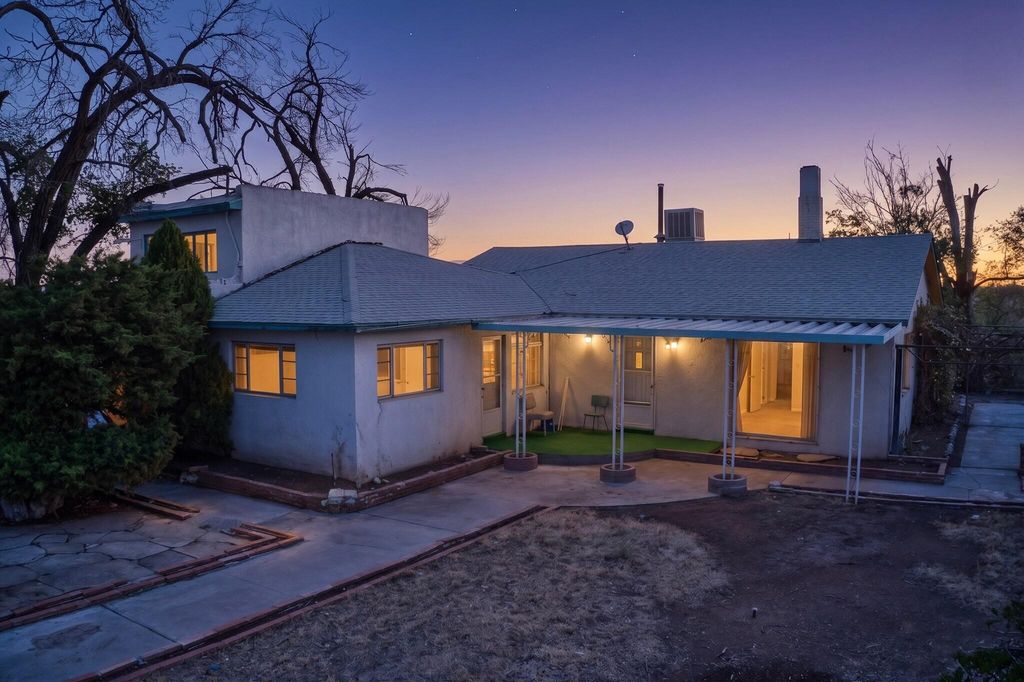 631 Vineyard Road NE, Albuquerque, NM 87113