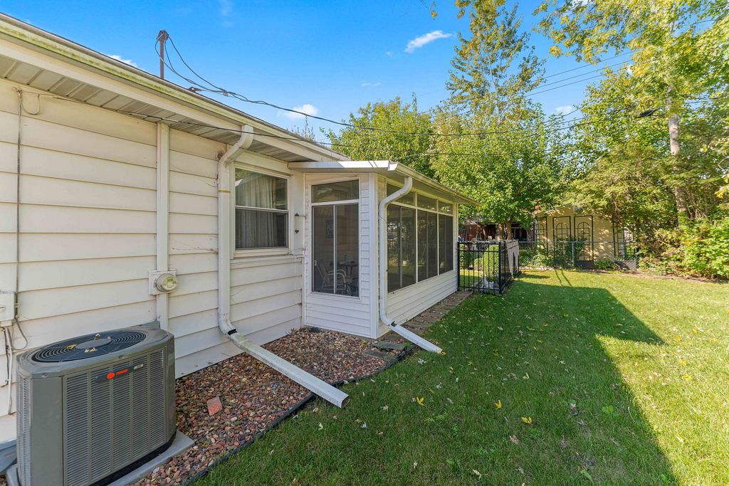 1001 Winthrop Avenue, Joliet, IL 60435 — photo 4