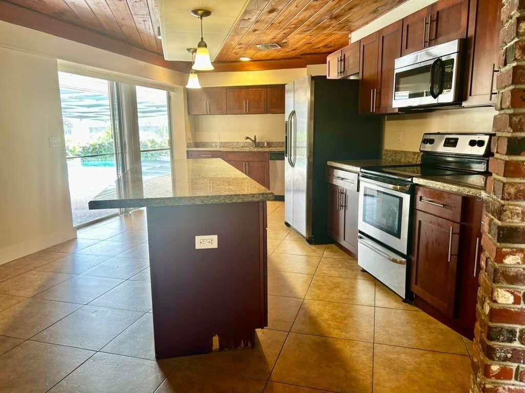 Image 8 of property listing at 650 NE 5TH STREET, Pompano Beach, FL 33060