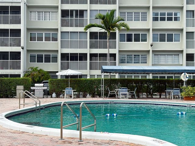 410 SE 2nd St 406, Hallandale Beach, FL 33009