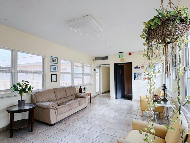 410 SE 2nd St 406, Hallandale Beach, FL 33009