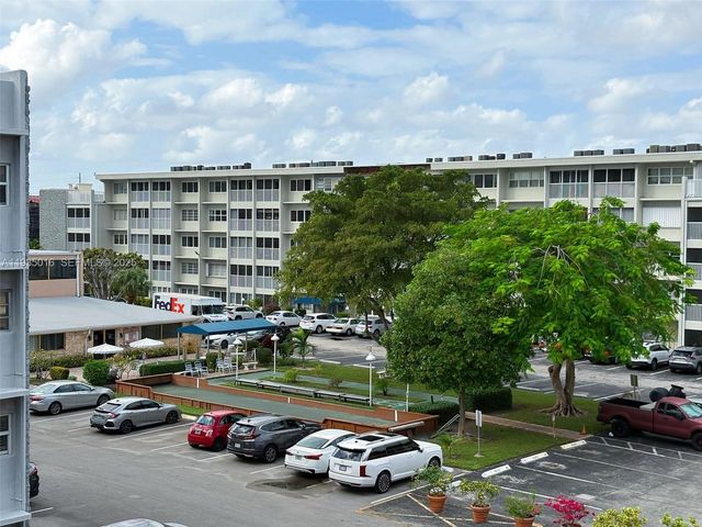 410 SE 2nd St 406, Hallandale Beach, FL 33009
