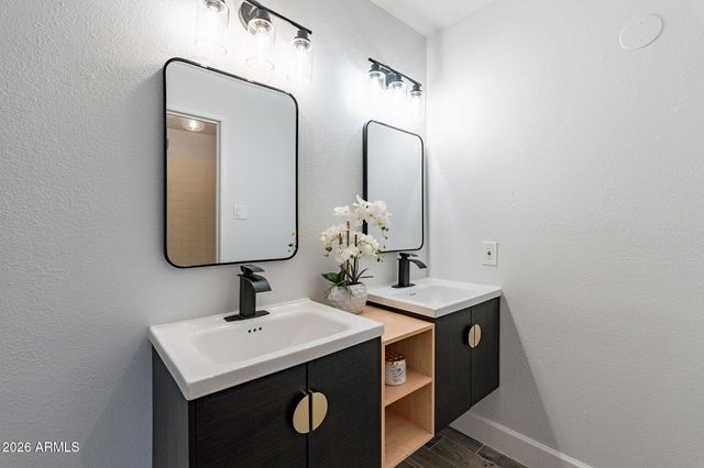 4950 N MILLER Road 220, Scottsdale, AZ 85251