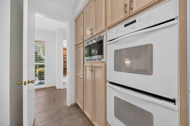11260 Crocker Grove Ln, Gold River, CA 95670