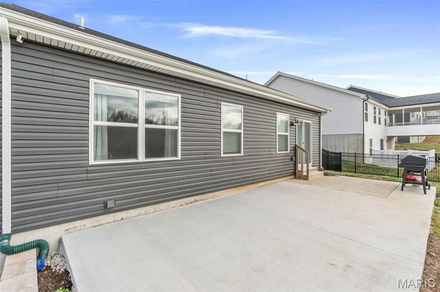 2300 Matthias Close, Washington, MO 63090