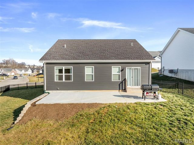 2300 Matthias Close, Washington, MO 63090