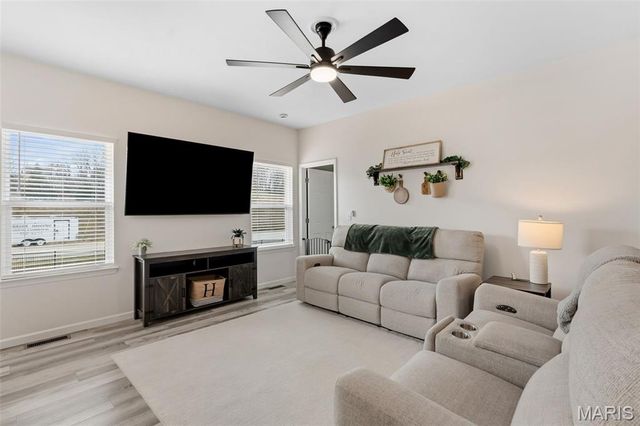 2300 Matthias Close, Washington, MO 63090