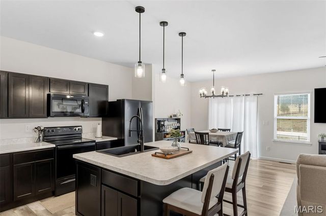 2300 Matthias Close, Washington, MO 63090