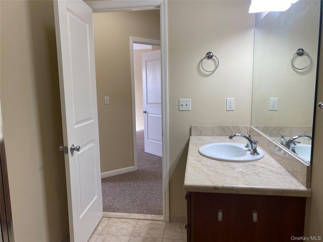 3 Nicole, Copiague, NY 11726
