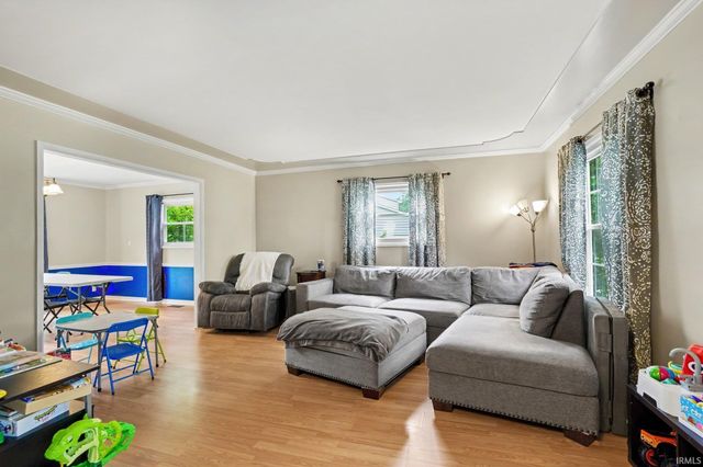 1343 Riding Mall Drive, South Bend, IN 46614
