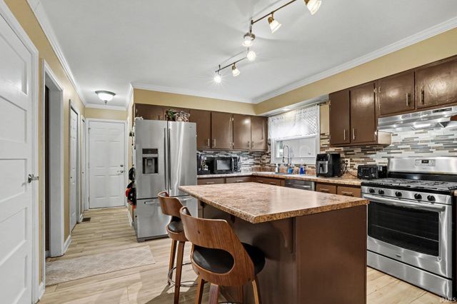 1343 Riding Mall Drive, South Bend, IN 46614