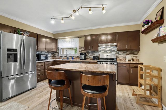 1343 Riding Mall Drive, South Bend, IN 46614
