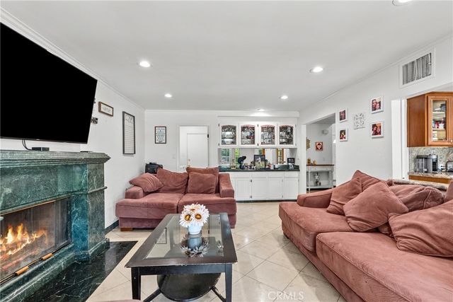 18012 Raymer, Northridge, CA 91325