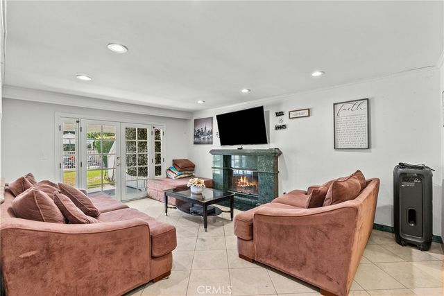 18012 Raymer, Northridge, CA 91325