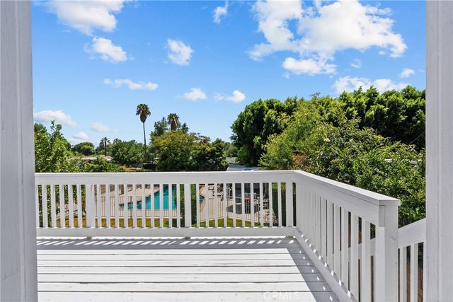 18012 Raymer, Northridge, CA 91325