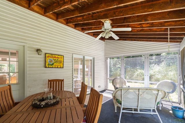 39 Stuart Rd, Rochester, MA 02770