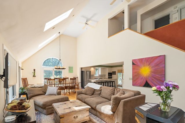 39 Stuart Rd, Rochester, MA 02770