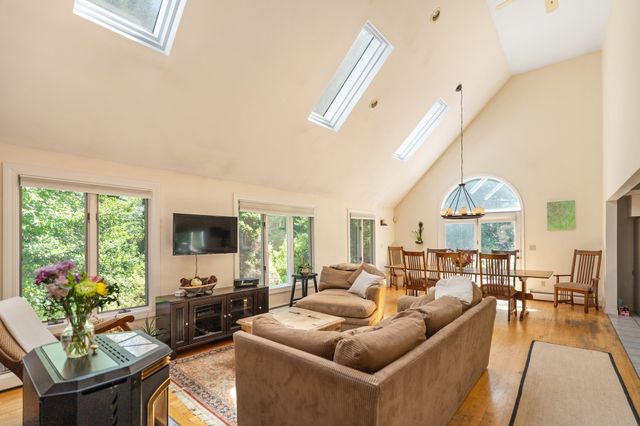 39 Stuart Rd, Rochester, MA 02770
