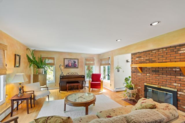 39 Stuart Rd, Rochester, MA 02770
