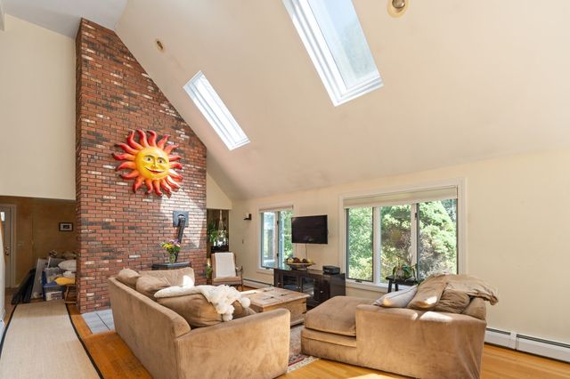 39 Stuart Rd, Rochester, MA 02770