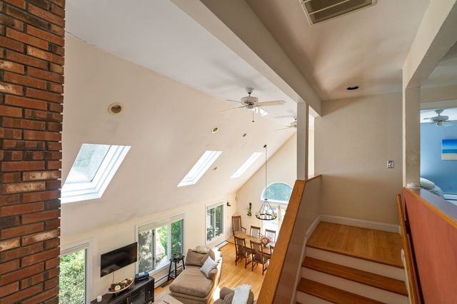 39 Stuart Rd, Rochester, MA 02770