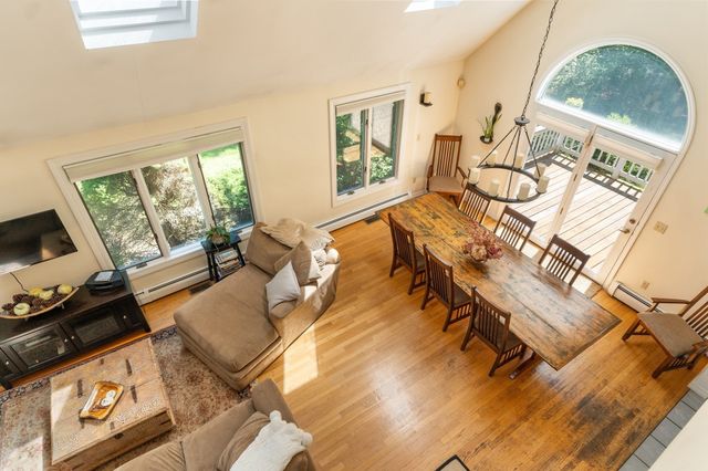 39 Stuart Rd, Rochester, MA 02770