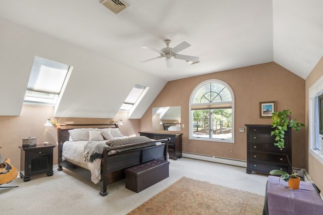 39 Stuart Rd, Rochester, MA 02770