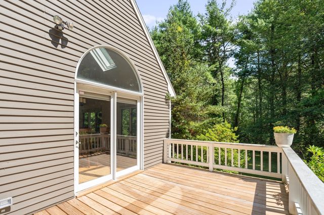 39 Stuart Rd, Rochester, MA 02770