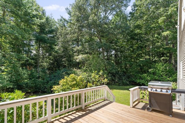 39 Stuart Rd, Rochester, MA 02770