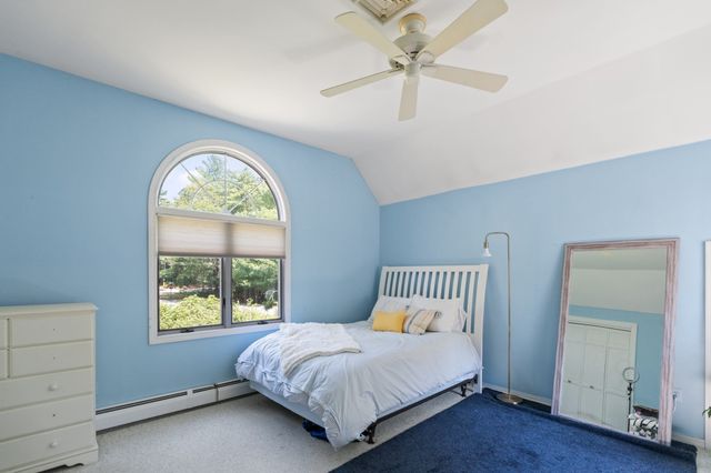 39 Stuart Rd, Rochester, MA 02770