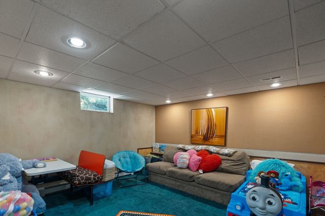 39 Stuart Rd, Rochester, MA 02770