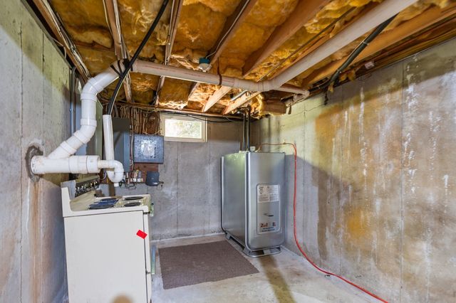 39 Stuart Rd, Rochester, MA 02770