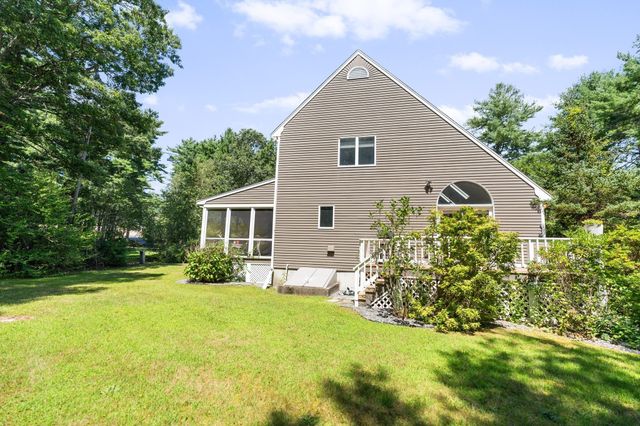39 Stuart Rd, Rochester, MA 02770
