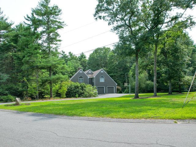 39 Stuart Rd, Rochester, MA 02770