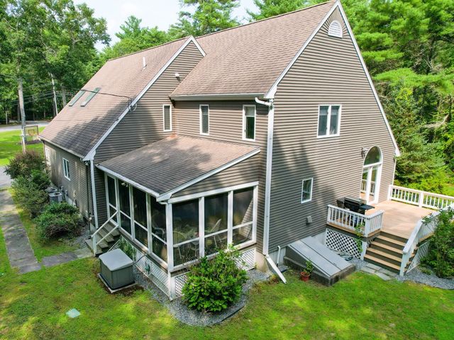 39 Stuart Rd, Rochester, MA 02770