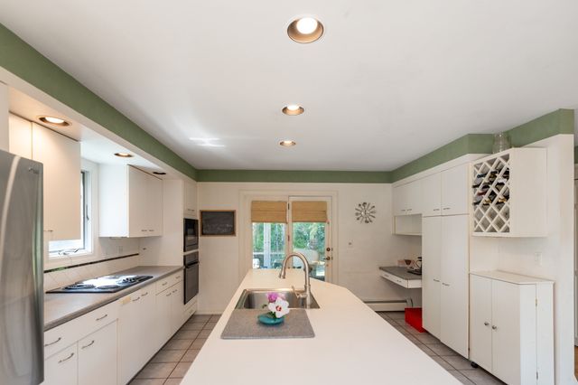 39 Stuart Rd, Rochester, MA 02770