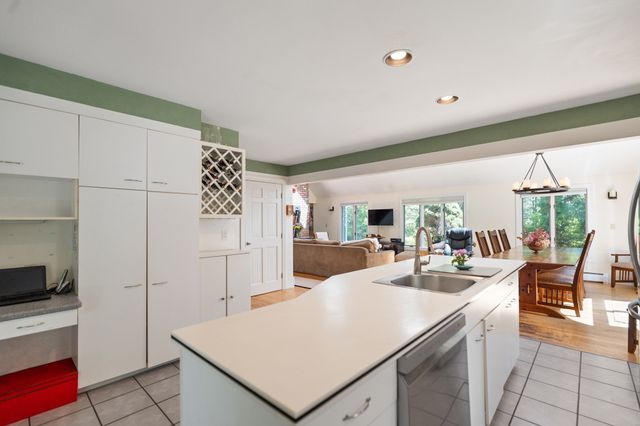 39 Stuart Rd, Rochester, MA 02770
