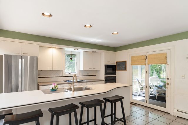 39 Stuart Rd, Rochester, MA 02770
